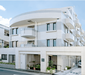 白い外壁の建物外観