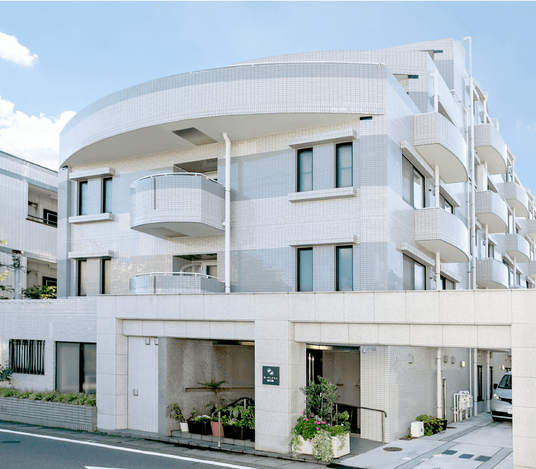 白い外壁の建物外観