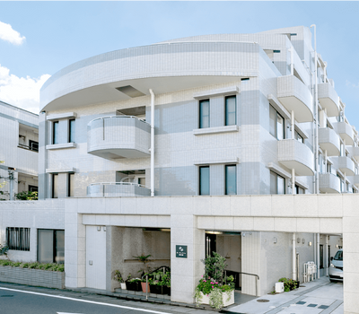 白い外壁の建物外観
