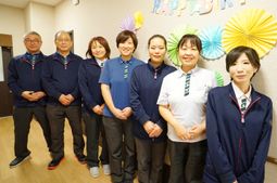 笑顔のスタッフ集合