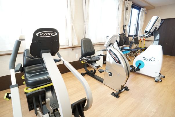 運動訓練器具が並ぶ部屋