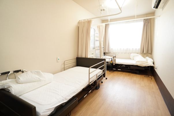 居室のベッドと窓