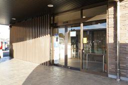 エントランスの明るい景観