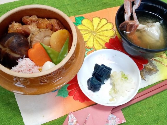 和食の盛り付け 料理 色とりどりの和食が美しく提供されています。視覚からも味わえる心のこもった一品です。