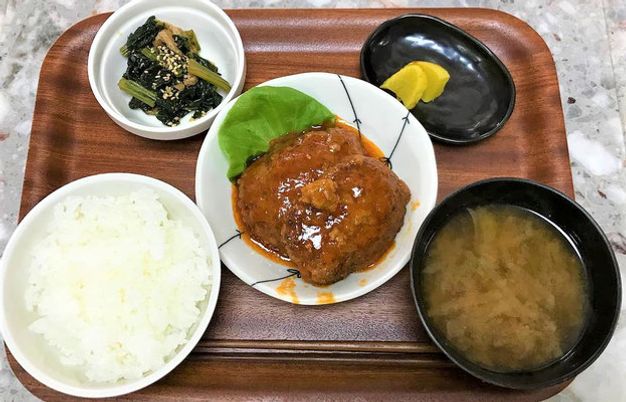 豊富な料理の食堂