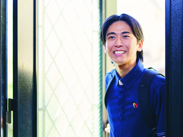 微笑むスタッフの様子 エントランス にこやかに迎えるスタッフが、訪れる人々に安心感を与えるエントランスです。