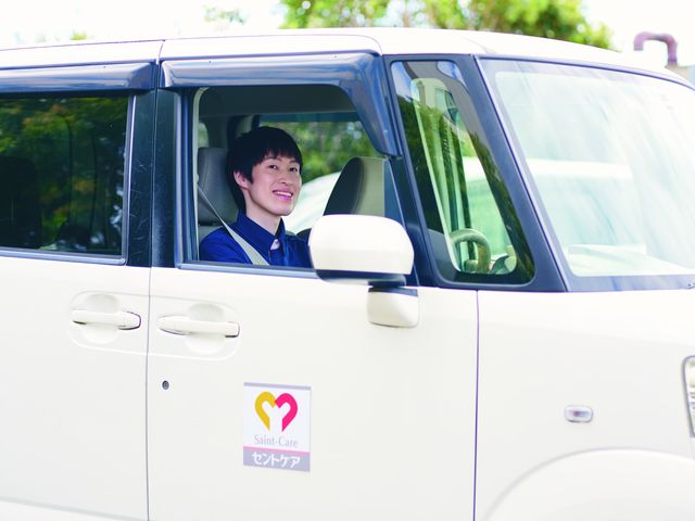 スタッフイメージ スタッフイメージ 車を運転するスタッフの笑顔が印象的です。利用者様への送迎も安心感があります。