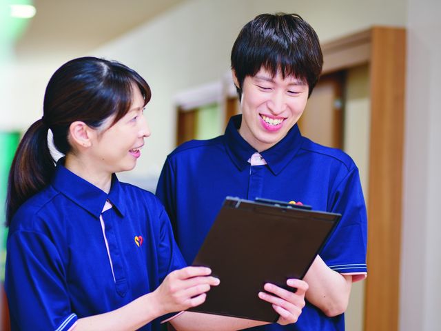 スタッフイメージ スタッフイメージ 笑顔で会話するスタッフです。優しい雰囲気の中、新しい仲間を歓迎しています。