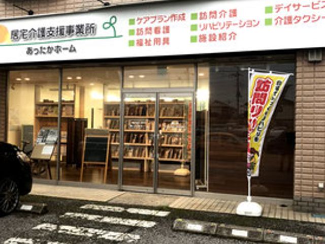 安らぎの共有エントランス エントランス 広々とした入口はバリアフリー設計で、どなたでも安心してご利用いただける環境を備えています。