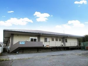 明るい日差しの施設外観