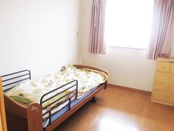 ベッドと窓のある居室