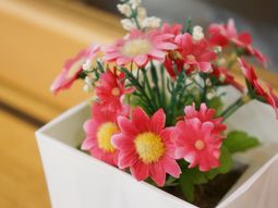 鮮やかな造花のポット