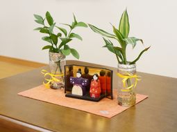 飾り付けがされた棚