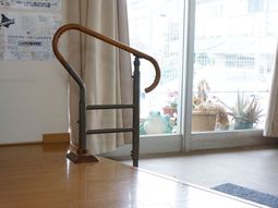 手すり付き廊下入口