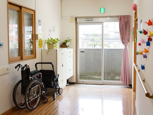 車椅子と出口の廊下