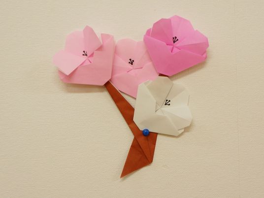 折り紙で梅の花を作っている。色々な作品を作って楽しむことができ、毎日さまざまな活動を施設内で行うことができる。