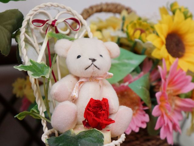ぬいぐるみと装飾の花束 ぬいぐるみ 鮮やかな花々に囲まれたぬいぐるみが、訪れる方々へ温もりと癒しを提供しています。