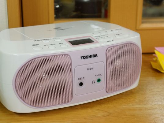 白いラジオCDプレーヤー