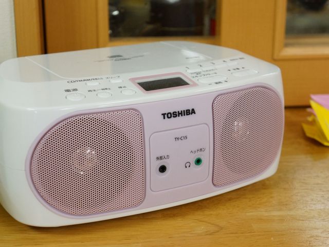 白いラジオCDプレーヤー ラジカセ 日々の憩いに、音楽やラジオ放送が楽しめる機器を備えた居心地の良い空間です。