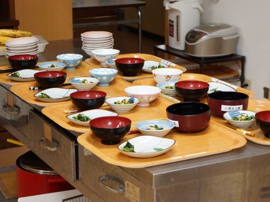 配膳準備完了のダイニング