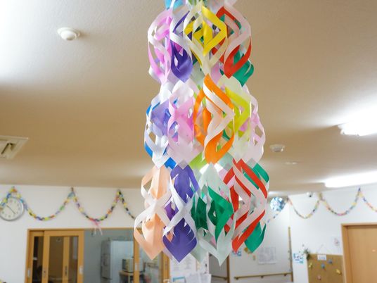 カラフルな飾りつけの多目的室