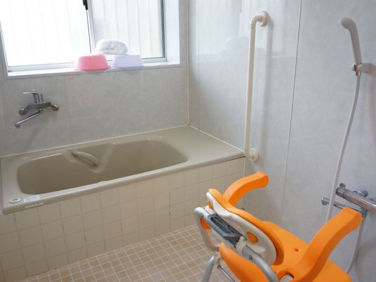 清潔感のある浴室になっており、洗い場には椅子を設置している。手すりがあるので、安全に入浴することができる。