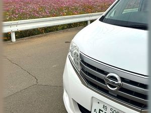 白い車の外観  