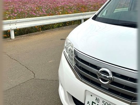 白い車の外観  