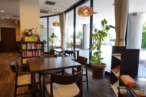 椅子やテーブル、本棚があるので、入居者が快適に過ごすことが可能な共有スペース