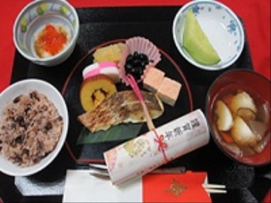 お食事で季節の訪れや行事を楽しむこともできる。栄養バランスの行き届いたメニューで健康管理もしっかりとされている。