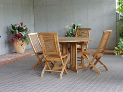 中庭の木製テーブルセット