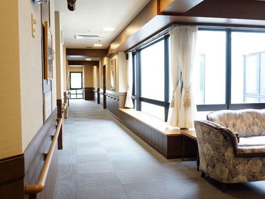 落ち着いた色合いの廊下の壁の両面には手すりを設置している。足の悪い利用者も安心して歩くことができる。