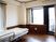 個室には3面の窓を設けているため、十分に日の光が部屋に降り注ぐ。車いす利用者の安全も考え、段差をなくし、十分なスペースを設けている。