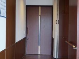 暖かみのある木目調廊下