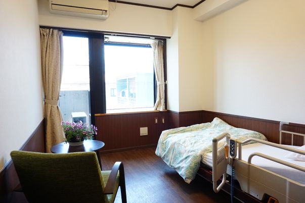 介護ベッドが設置された、引き戸となっている居室