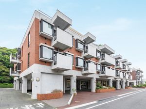 明るいデザインの外観