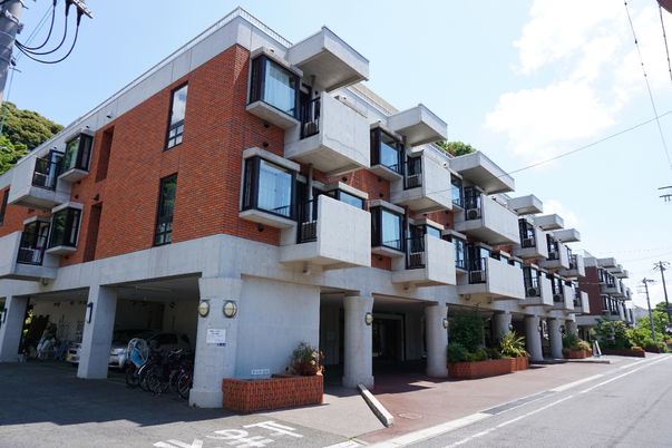 落ち着いた色合いの外壁で、マンションのように見える外観