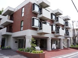 モダンな建物のエントランス