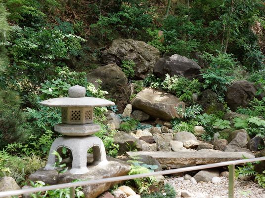 和風の静かな中庭