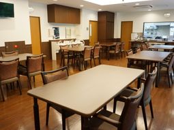 明るい食堂の様子