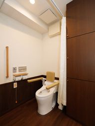 洋式トイレと手すり