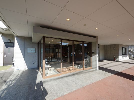 広々とした清潔なエントランス