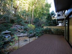 和風の庭園を望むテラス