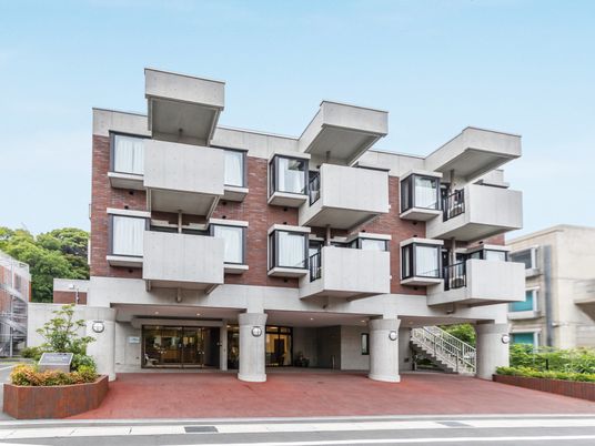 現代的な建物のエントランス