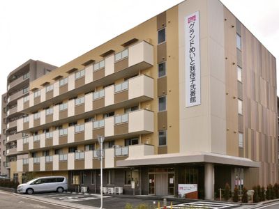 多階層のモダンな建物