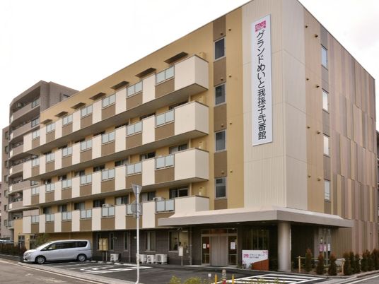 多階層のモダンな建物
