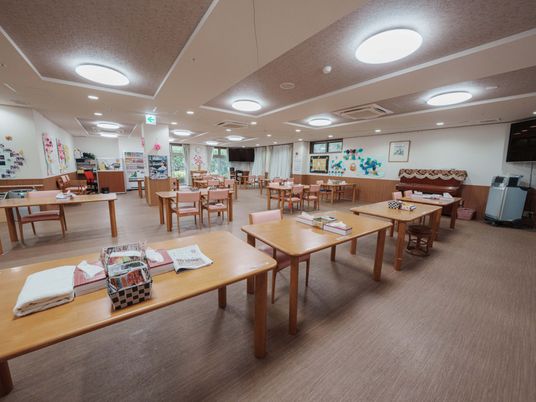 明るく広々とした食堂