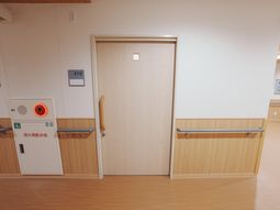 ドアと消火設備の廊下