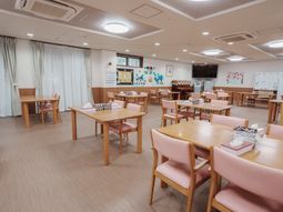 明るく広々とした食堂