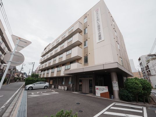 大きな建物の外観